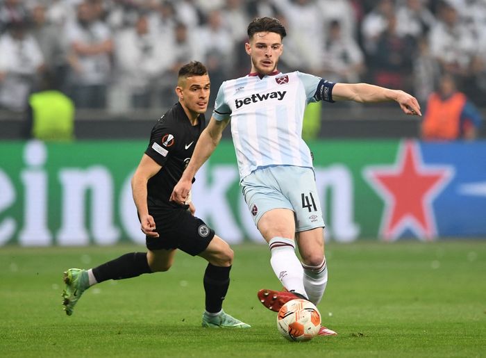 Kapten West Ham United, Declan Rice dan pemain Eintracht Frankfurt, Rafael Borre, saling bentrok dalam leg kedua semifinal Liga Europa 2021-2022.