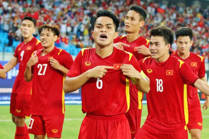  Gelandang timnas U-23 Vietnam, Dụng Quang Nho (tengah),