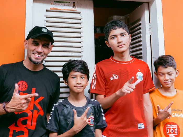 Irlan (kaos hitam) dan keempat anaknya merupakan fans setia Persija Jakarta.