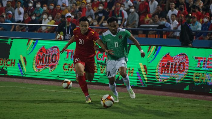 Pemain timnas U-23 Indonesia, Saddil Ramdani, berduel dengan Bui Hoang Viet Anh dalam laga melawan Vietnam di SEA Games 2021, Jumat (6/5/2022) di Stadion Viet Tri, Phu Tho.