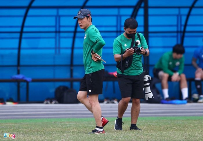 Shin Tae-yong terlihat tak puas saat menginspeksi lapangan Stadion Bai Bang di Vietnam (6/5/2022). 