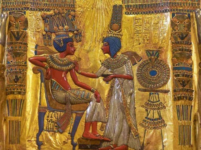Setelah menikah, Tutankhamun dan Ankhesenamun dengan cepat memulihkan agama lama, mengabaikan tindakan Akhenaten.
