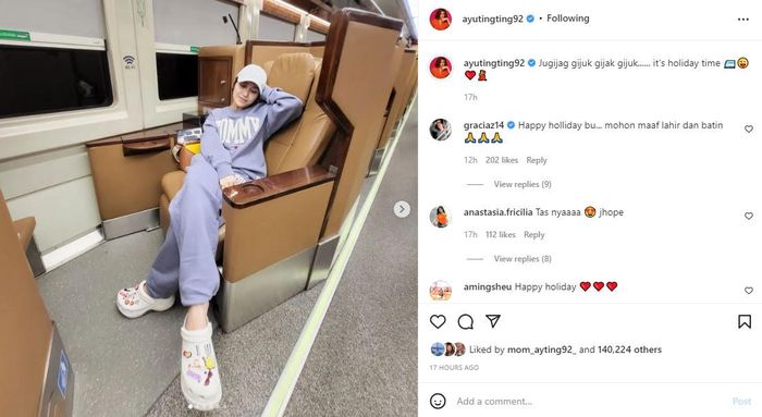 Postingan Ayu Ting Ting saat perjalanan menuju Yogyakarta naik kereta api. 
