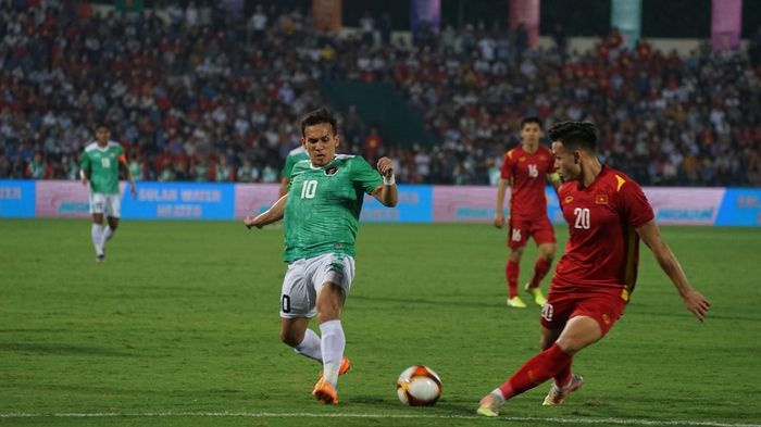 Winger timnas U-23 Indonesia, Egy Maulana Vikri, saat mengejar bola yang dikuasai pemain Vietnam pada SEA Games 2021.