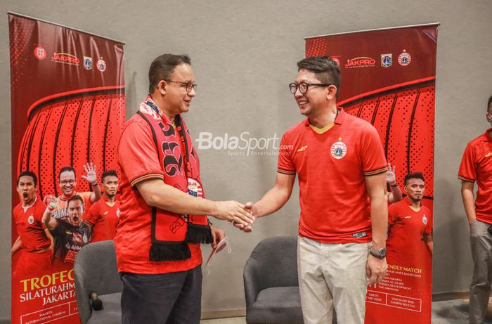 Gubernur DKI Jakarta, Anies Baswedan (kiri) dan Presiden Persija, Mohamad Prapanca (kanan), sedang berjabat tangan saat bertemu  di Jakarta Internasional Stadium, Jakarta Utara, 7 Mei 2022.