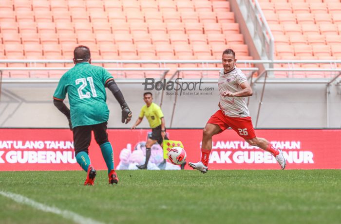 Amunisi Persija Jakarta, Andritany Ardhiyasa (kiri), menguasai bola dalam laga uji coba di Jakarta Internasional Stadium, Jakarta Utara, 7 Mei 2022.