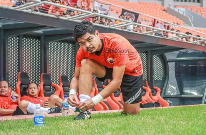 Legenda Persija Jakarta, Bambang Pamungkas, sedang memakai sepatu saat ditemui di Jakarta Internasional Stadium, Jakarta Utara, 7 Mei 2022.