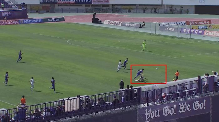 Asnawi Mangkualam terjatuh dalam posisi menyakitkan saat Ansan Greeners berjumpa FC Anyang (7/5/2022). 