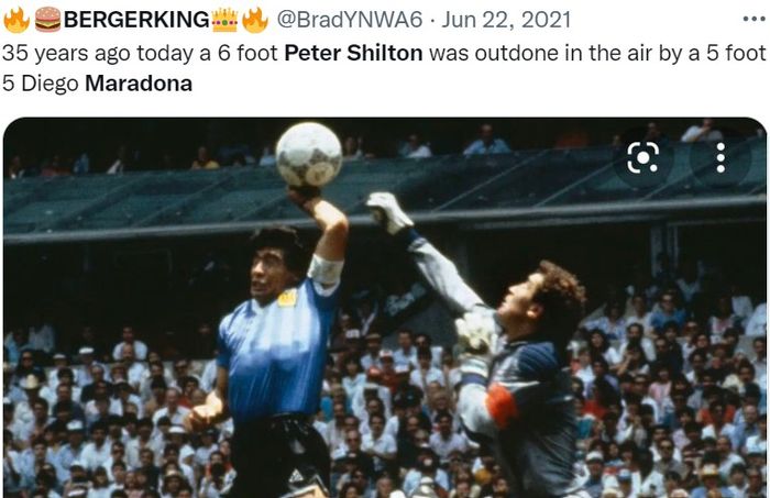 Diego Maradona mencetak gol 'Tangan Tuhan' saat pertandingan melawan Inggris, dengan Peter Shilton menjadi korbannya.