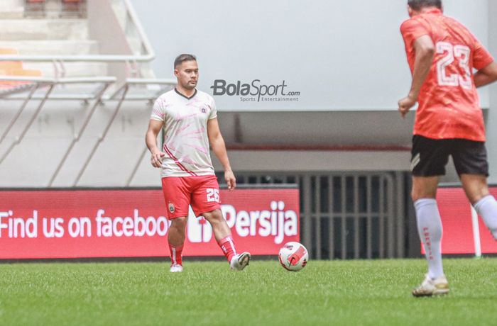 Amunisi Persija Jakarta, Andritany Ardhiyasa (kiri), sedang menguasai bola dengan dadanya di Jakarta Internasional Stadium, Jakarta Utara, 7 Mei 2022.