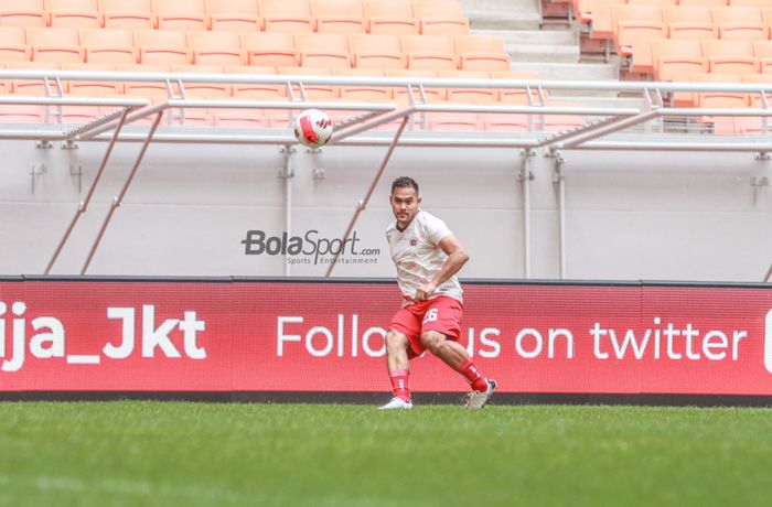 Amunisi Persija Jakarta, Andritany Ardhiyasa, sedang menendang bola dengan dadanya di Jakarta Internasional Stadium, Jakarta Utara, 7 Mei 2022.
