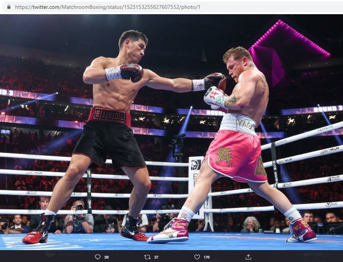 Dmitry Bivol (kiri) mengalahkan Canelo Alvarez (kanan) ketika berduel di T-Mobile Arena, Las Vegas, Nevada, Amerika Serikat, Minggu (8/5/2022). 