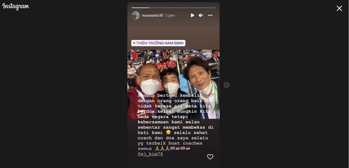 Asisten pelatih timnas U-23 Indonesia, Nova Arianto bersama asisten pelatih Vietnam, Kim Woo-jae dan Gong Oh-kyun