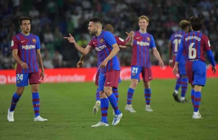 Jordi Alba merayakan golnya saat Barcelona bertandang ke markas Real Betis, Benito Villamarin, Sabtu (7/5/2022), pada lanjutan Liga Spanyol.