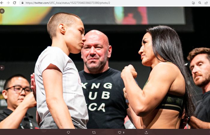 Rose Namajunas (kiri) dan Carla Esparza (kanan) ketika berjumpa dalam sesi face off jelang UFC 274 yang bakal digelar di Phoenix, Arizona, Amerika Serikat, Minggu (8/5/2022).