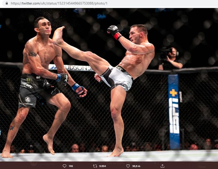 Tony Ferguson (kiri) menerima front kick yang dilepaskan Michael Chandler (kanan) pada UFC 274 yang digelar di Footprint Center, Phoenix, Arizona, Amerika Serikat, Minggu (8/5/2022).