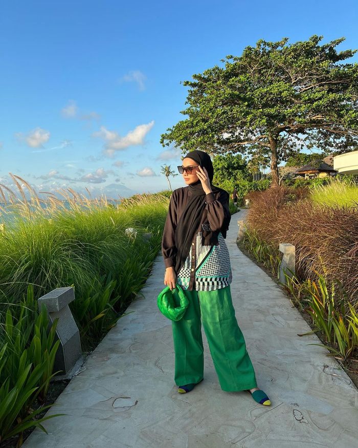 OOTD Zaskia Sungkar saat kenakan tas Mini Jodie dari Bottega Veneta.