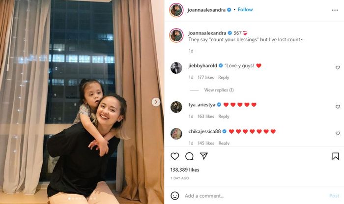 Joanna Alexandra bersama putri bungsunya. 