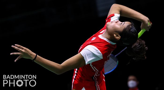 Pebulu tangkis tunggal putri Indonesia, Bilqis Prasista, bersiap menyambut kok saat menghadapi Akane Yamaguchi pada partai pertama Indonesia vs Jepang di babak penyisihan grup Uber Cup 2022 di Impact Arena, Bangkok, Thailand, 11 Mei 2022.