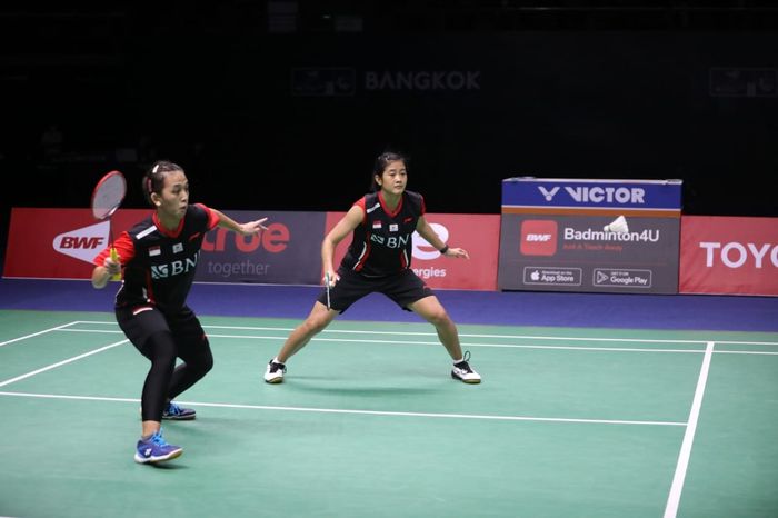 Pasangan ganda putri, Febriana Dwipuji Kusuma/Amalia Cahaya Pratiwi, saat menghadapi Chen Qing Chen/Jia Yi Fan pada partai ganda putri pertama Indonesia vs China pada perempat final Uber Cup 2022 di Impact Arena, Bangkok, Thailand, 12 Mei 2022.