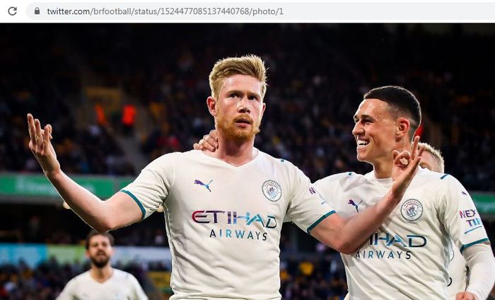 Gelandang Manchester City, Kevin De Bruyne, meniru selebrasi Erling Haaland saat mencetak hat-trick