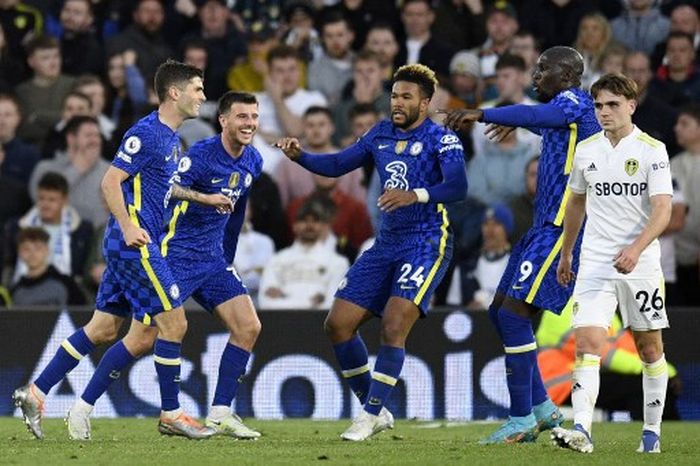 Gelandang Chelsea, Christian Pulisic (kiri), merayakan gol ke gawang Leeds United dalam laga Liga Inggris di Stadion Elland Road, Rabu (11/5/2022).