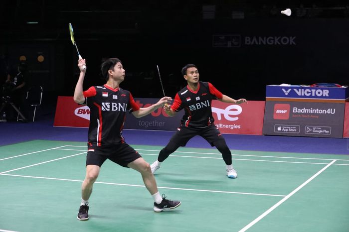 Aksi ganda putra Indonesia, Mohammad Ahsan/Kevin Sanjaya Sukamuljo pada laga perempat final Thomas Cup 2022 melawan pasangan China, Liu Yu Chen/Ou Xuan Yi di Impact Arena, Bangkok, Thailand, Kamis (13/5/2022).