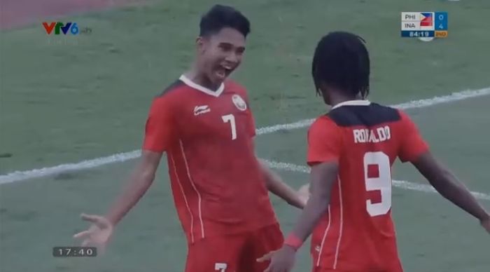 Marselino Ferdinan dan Ronaldo Kwateh berselebrasi bersama usai timnas Indonesia U-23 membantai Filipina (13/5/2022). 