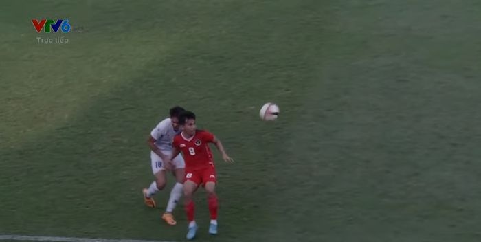 Witan Sulaeman saat berduel dengan pemain lawan dalam laga timnas Indonesia U-23 vs Filipina (13/5/2022). 