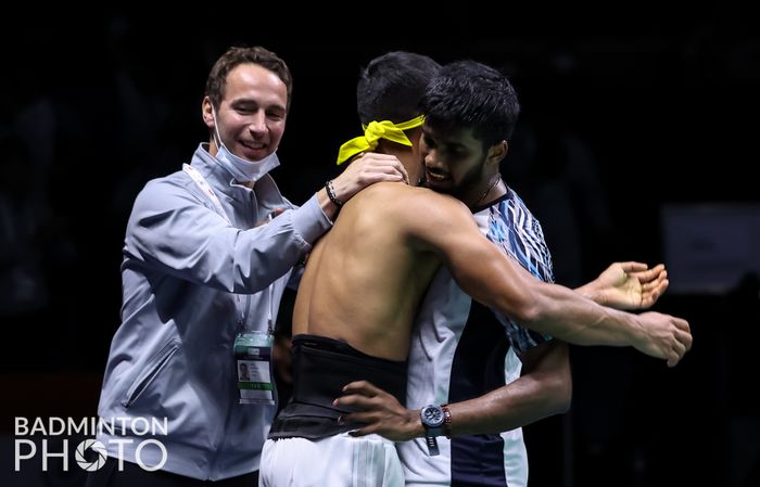 Legenda ganda putra Denmark, Mathias Boe (kiri) turut merayakan kemenangan Satwiksairaj Rankireddy/Chirag Shetty pada partai kedua final Thomas Cup 2022 melawan Indonesia di Impact Arena, Bangkok, Thailand, Minggu (15/5/2022).