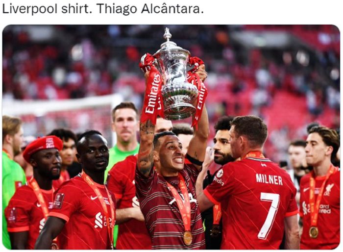 Selebrasi Thiago Alcantara setelah berhasil mengantarkan Liverpool meraih gelar ke-8 Piala FA sekaligus menambah koleksi trofinya menjadi yang ke-30 sepanjang karier.