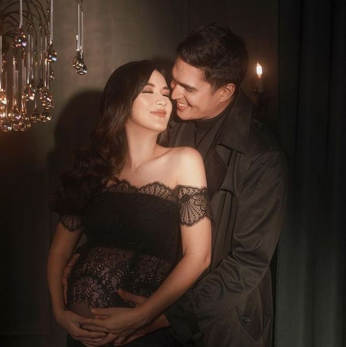 Marcel dan Deasy kompak mengenakan baju serba hitam di maternity shoot calon buah hati pertama mereka