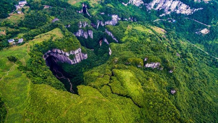 Gambar ini juga menunjukkan lubang pembuangan karst yang khas, disebut juga tiankeng. Lubang ini ditemukan di Chongqing, Cina.