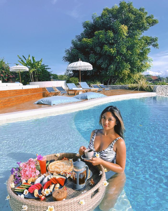 Marion Jola pakai bikini saat sarapan di kolam renang