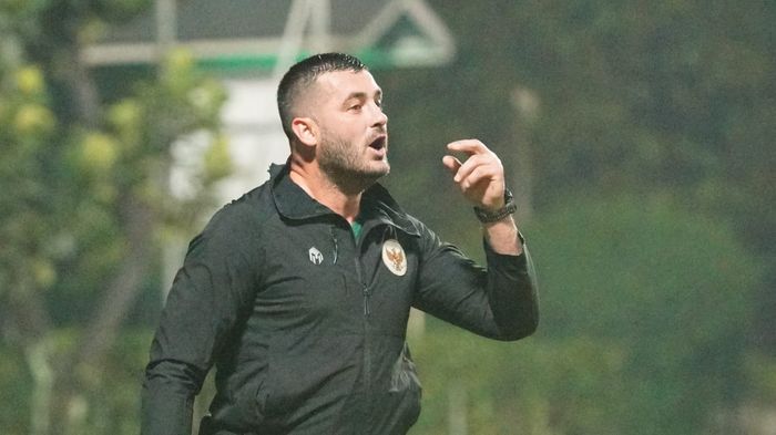 Asisten pelatih Shin Tae-yong, Dzenan Radoncic, memimpin latihan timnas U-19 Indonesia jelang tampil di Toulon Cup 2022.