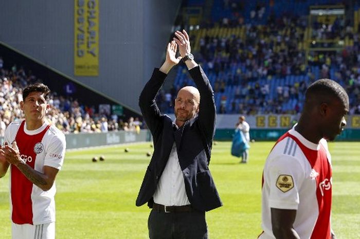 Erik ten Hag berpamitan kepada penggemar Ajax Amsterdam usai laga Liga Belanda pekan ke-34 di markas Vitesse, Gelredome (15/5/2022),  jelang kepindahan ke Manchester United.