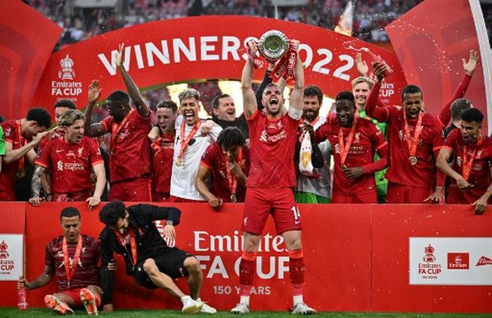 Jordan Henderson memimpin Liverpool meraih trofi Piala FA 2021-2022 usai mengalahkan Chelsea dalam babak final di Stadion Wembley, Sabtu (14/5/2022).