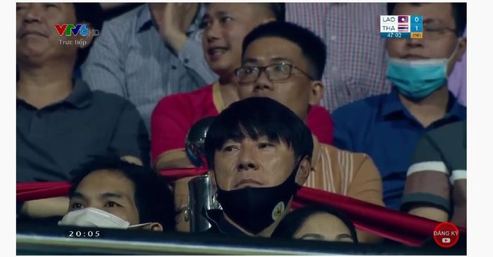 Pelatih timnas U-23 Indonesia, Shin Tae-yong, menyaksikan langsung pertandingan Thailand melawan Laos pada laga pamungkas Grup B SEA Games 2021 Stadion Thien Truong, Vietnam, Senin (16/5/2022).