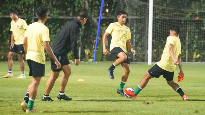 Pemain timnas U-19 Indonesia mengikuti latihan di Kompleks Stadion Gelora Bung Karno, Jakarta, Minggu (15/5/2022).
