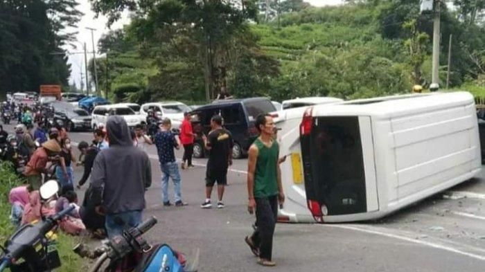 Mobil Travel Terguling Di Tanjakan Emen, Subang