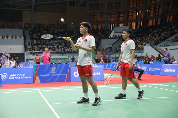 Pasangan ganda putra Indonesia, Pramudya Kusumawardana/Yeremia Erich Yoche Yacob Rambitan, pada partai kedua SEA Games 2021 melawan Kamboja di Bac Giang Gymnasium, Vietnam, Senin (16/5/2022).