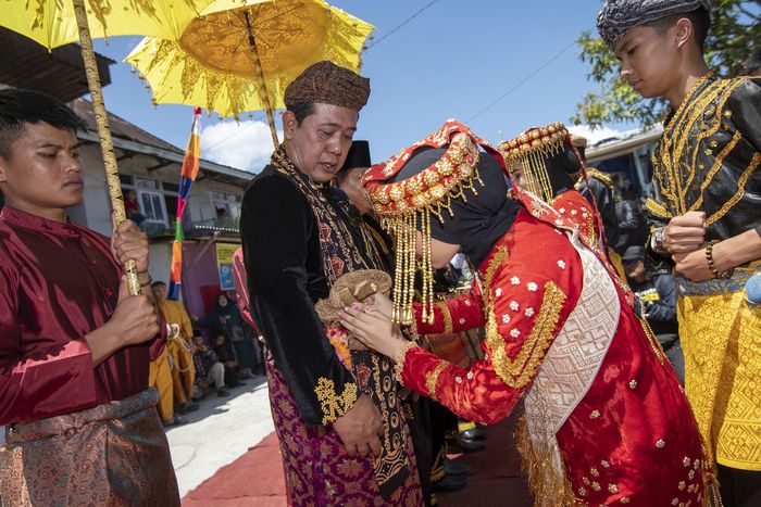 Pengukuhan gelar adat Depati kepada anggota atau tokoh masyarakat dengan meletakan sebilah keris di pinggang tokoh yang dikukuhkan.