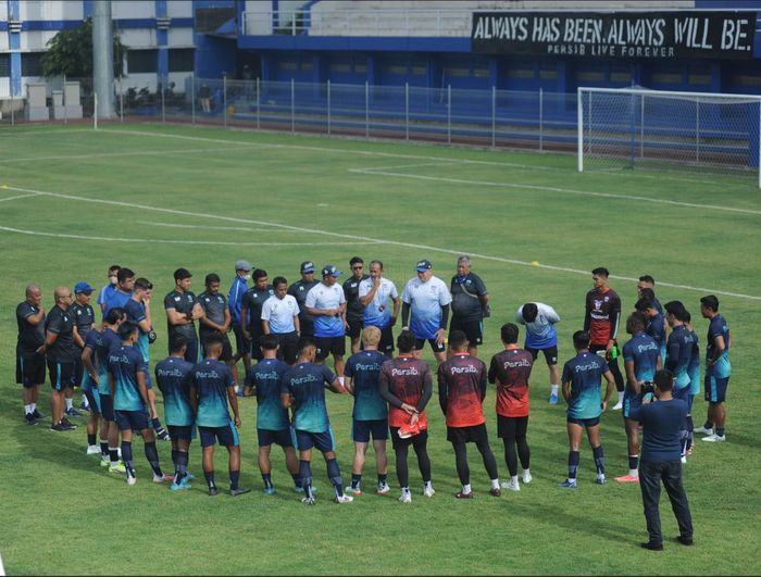 Persib Bandung menggelar latihan perdana di Stadion Persib, Selasa (17/5/2022).