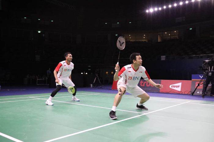 Pasangan ganda putra Indonesia, Mohammad Ahsan/Hendra Setiawan, pada Thomas Cup 2022 di Impact Arena,, Bangkok, Thailand.