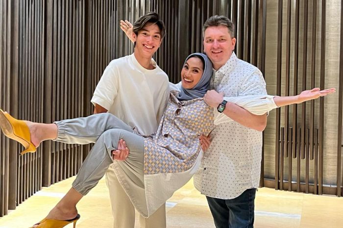 Maudy Koesnaedi dan keluarga kecilnya. 