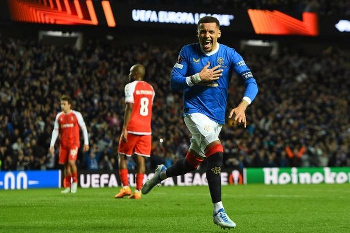 Bek kanan Rangers, James Tavernier, merayakan gol ke gawang Braga dalam laga leg kedua perempat final Liga Europa di Stadion Ibrox, 14 April 2022.