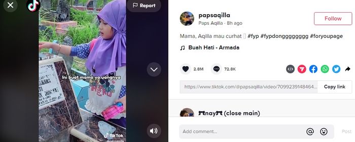 Seorang anak perempuan kunjungi makam ibunya hingga ajak ngobrol.