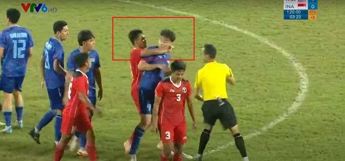 Rachmat Irianto memiting pemain Thailand (19/5/2022).