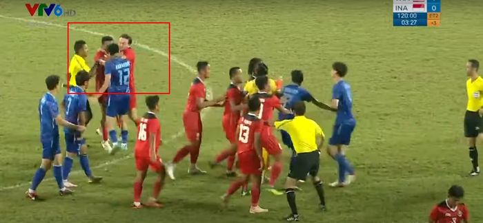 Ricky Kambuaya memiting pemain Thailand (19/5/2022). 