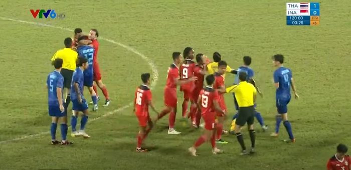 Kericuhan pemain timnas Indonesia U-23 pada laga semifinal SEA Games 2021 kontra Thailand (19/5/2022). 